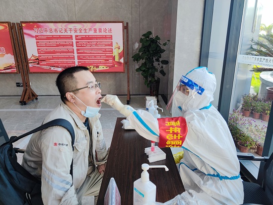 图2：青年志愿者变身”大白“为职工做核酸.jpg