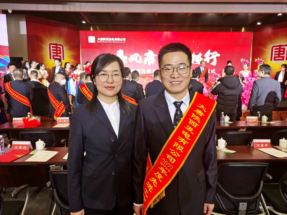 4.韩城第二发电公司楚乐、李玉珍夫妇在获奖现场（曹军科摄）.jpg