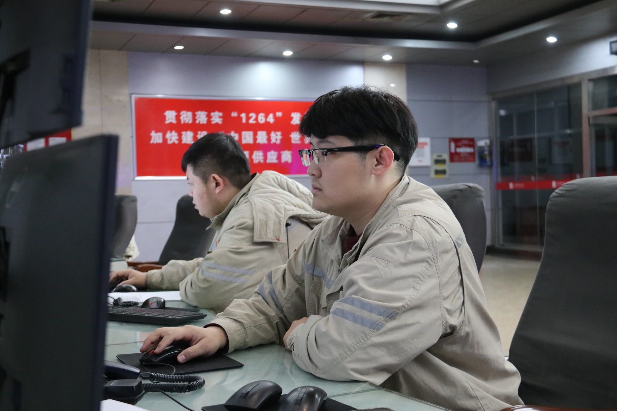 2.图为发电部实时掌握来煤翻卸进度，并及时通报燃料结构，确保机组经济稳定运行.jpg