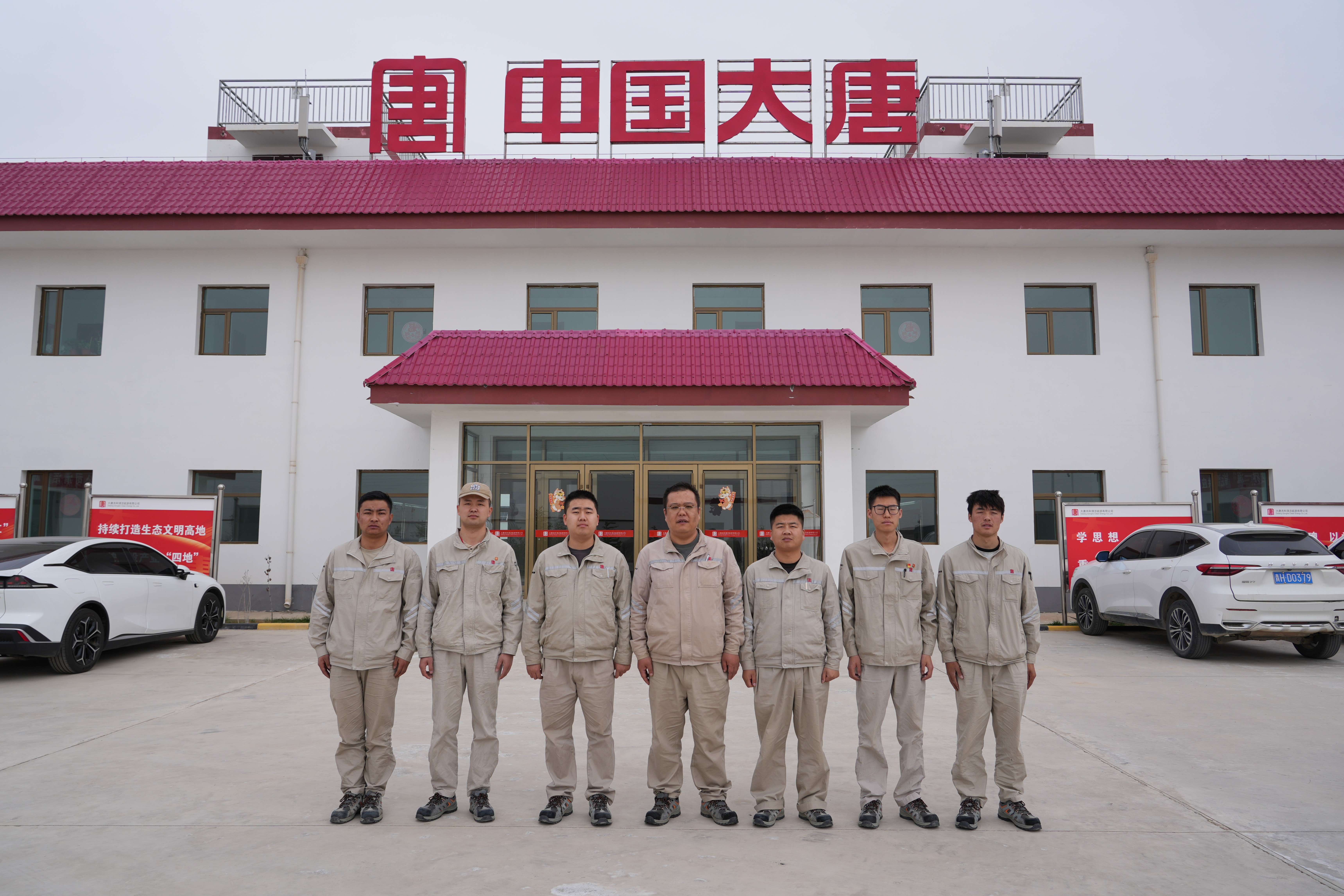 米兰MiLan体育青海海南事业部共和光伏运维中心集体照1.jpg