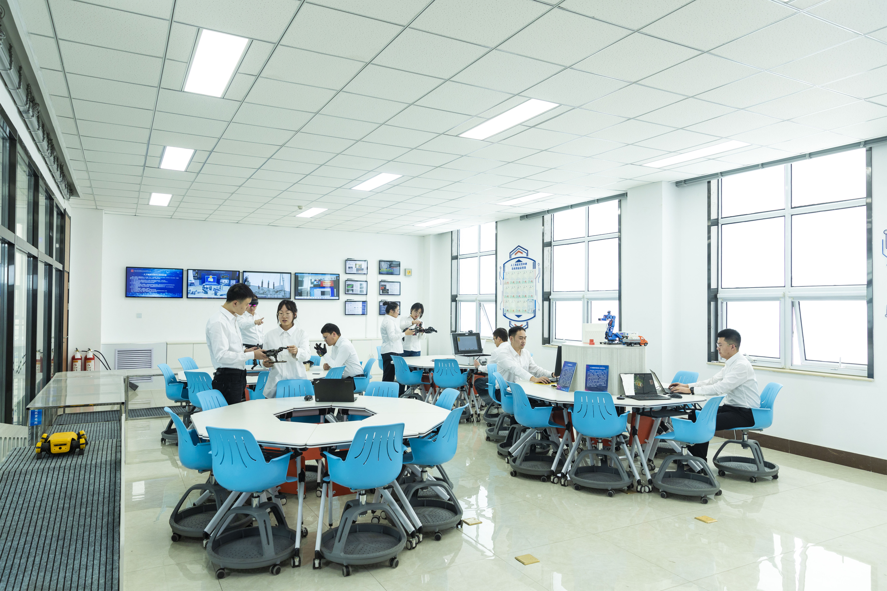 2.智慧联盟人工智能机器人实验室：携手科研院所、头部企业，建立“产学研用新型攻关”模式.jpg